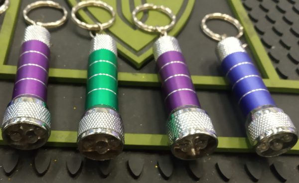 Kulcstartóra szerelhető színes elemlámpa, fémházzal  Kiegészítők