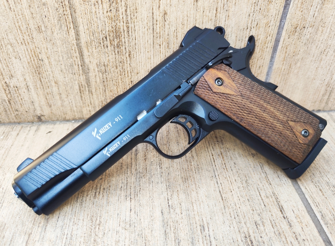 Kuzey 911 fekete, famarkolattal 9 mm PAK kaliberű fegyverek