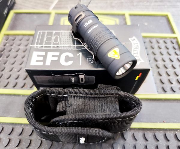 Walther EFC1 zseblámpa, hordtokkal