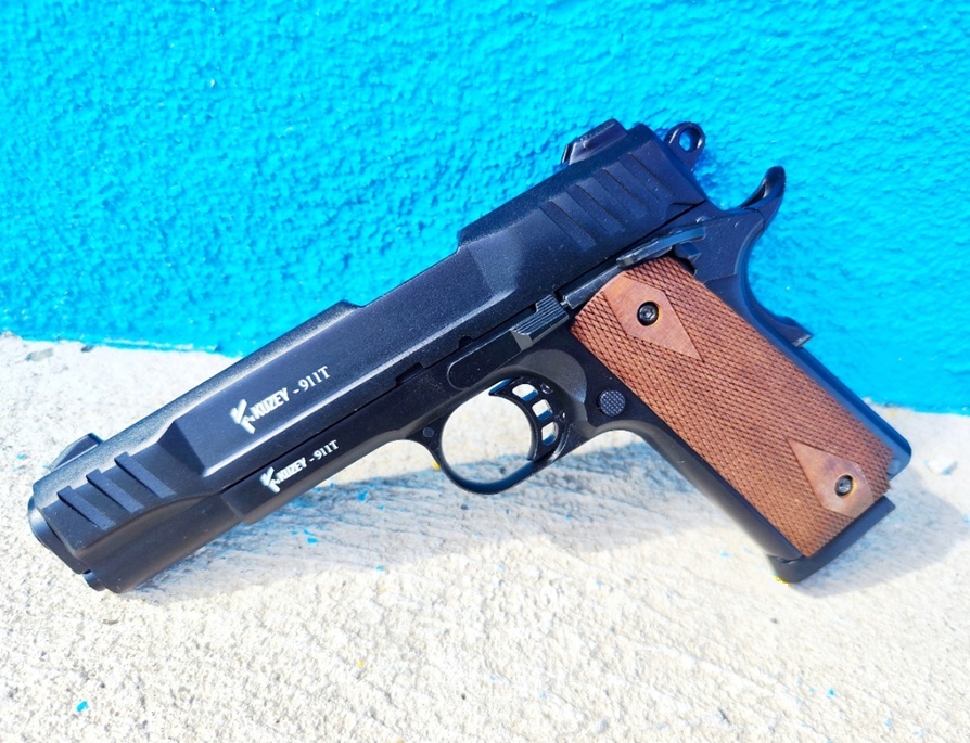 Kuzey 911T fekete, famarkolatos 9 mm PAK kaliberű fegyverek