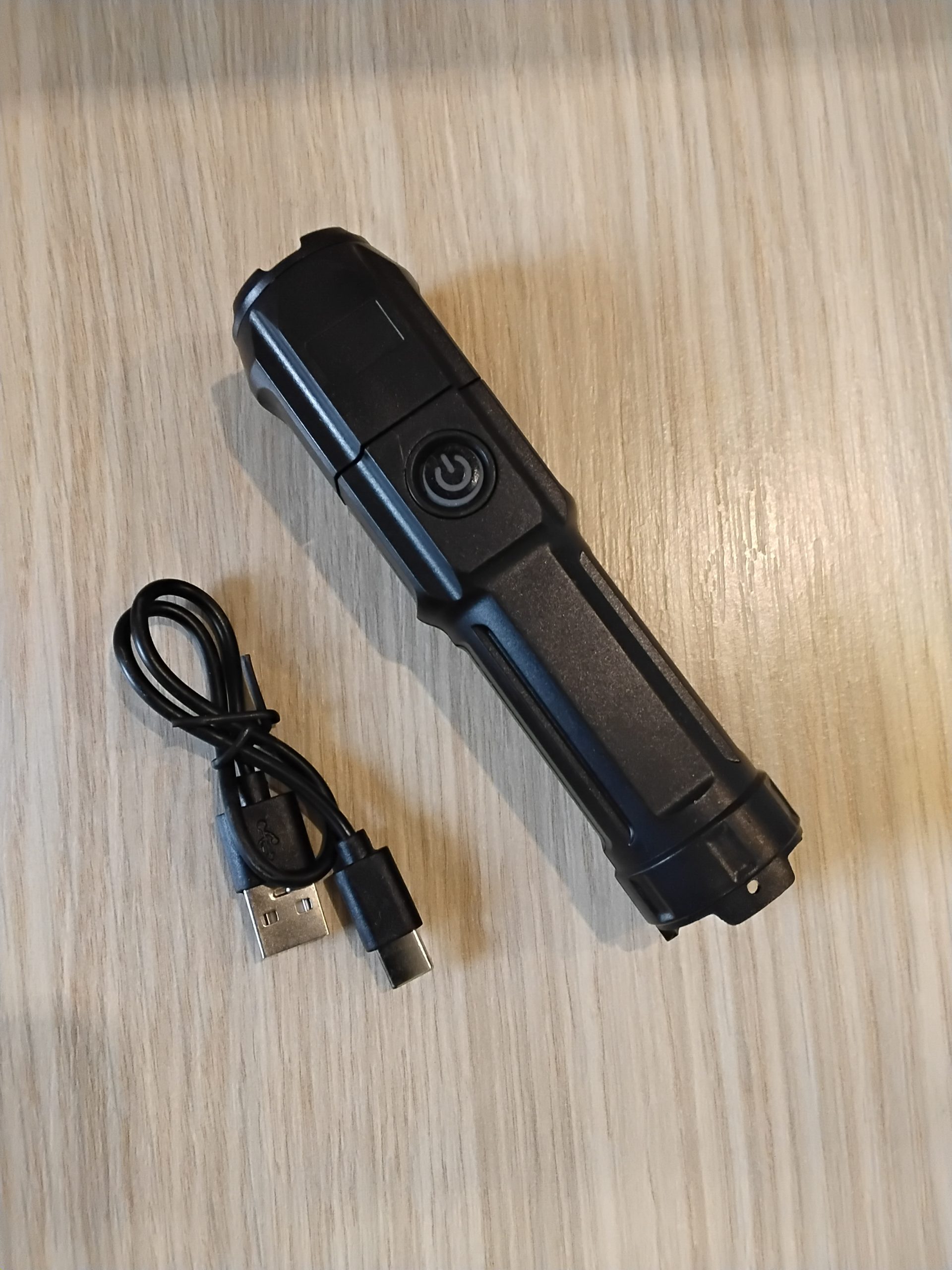 Zseblámpa beépített akkuval. Kiegészítők